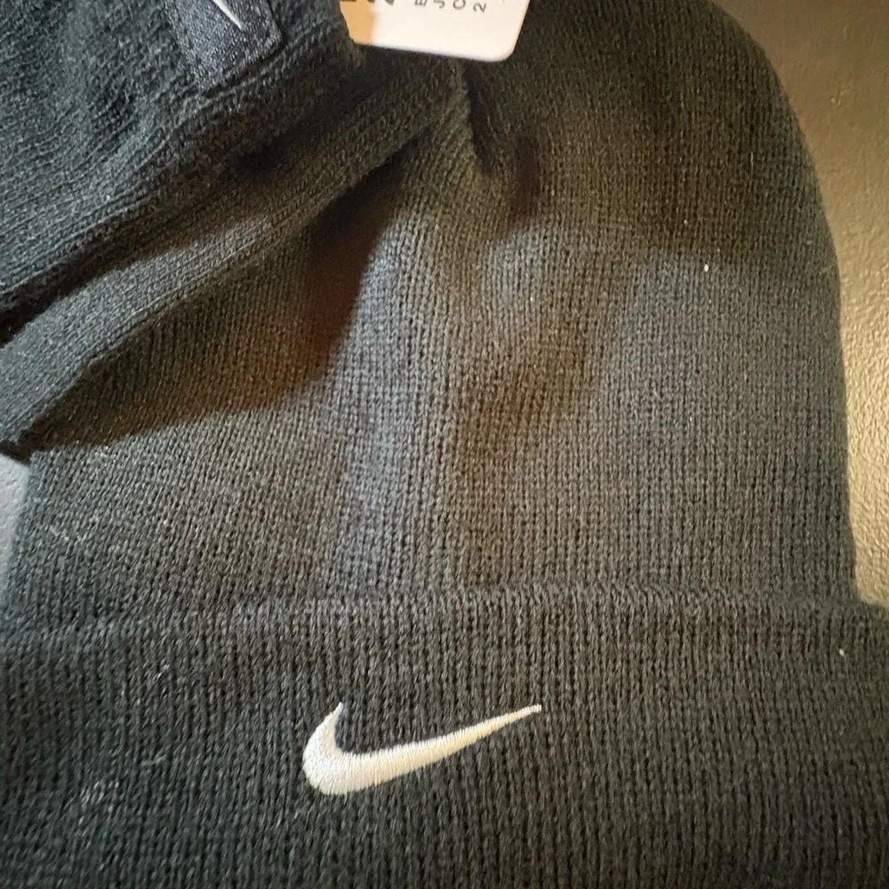 Nike Toddler Black Knit Beanie and Gloves Set fits like‎ 2/4T